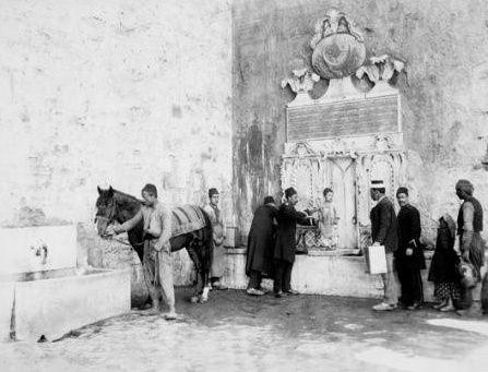 <p>Topkapı Sarayı-Demirkapı'nın dışındaki Çifte Çeşmeler, 1888-1889, Sultanahmet</p>