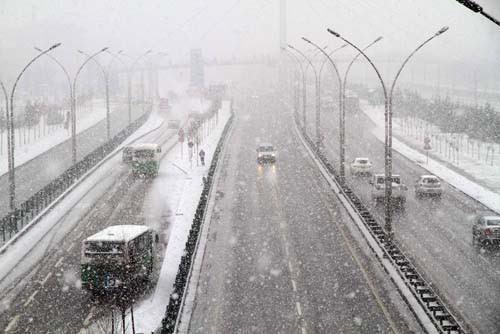 Eksi 15 derece altındaki sıcaklıklarda yakıt tüketiminin yüzde 30'a varan oranda arttığını bildiren Can, kış aylarında araç hareket ettirilmeden önce motorun ısınması gerektiğini belirterek, ''Aracınızı hareket ettirmeden önce motorun ısınması için 1-2 dakika rölantide çalıştırmanız yeterlidir'' dedi.