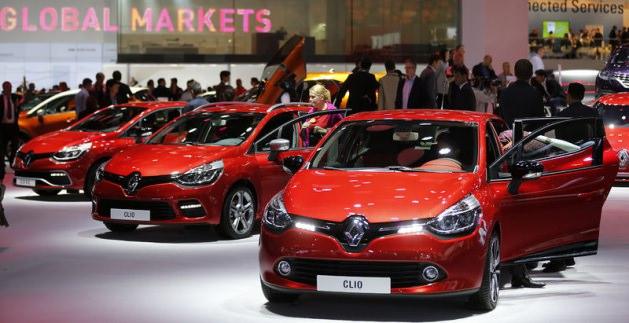 <p><strong>Renault'da faiz sıfırın altında</strong><br />Renault'da 'sıfırın altında faiz' 15.000 TL 15 ay vadeli kredi seçeneğinde geçerli olup, farklı kredi se-çenekleri için yüzde 0.89 faiz oranı sunu-luyor. Fluenceve Megane HB modelle-rinde 1.500 TL, CİİO ve Clio SportTou- rer'da 1.000 TL pe¬şin alım indirim avantajı sunuluyor.</p>