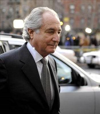 <p>Yalan beyan, personel sosyal yardım sandıklarından hırsızlık, ABD Sermaye Piyasası Kurulu'na (SEC) sahte evrak vermek ve uluslararası kara para aklama olmak üzere 11 ayrı suçtan dolayı150 yıl hapis cezası isteminde bulundu.</p>