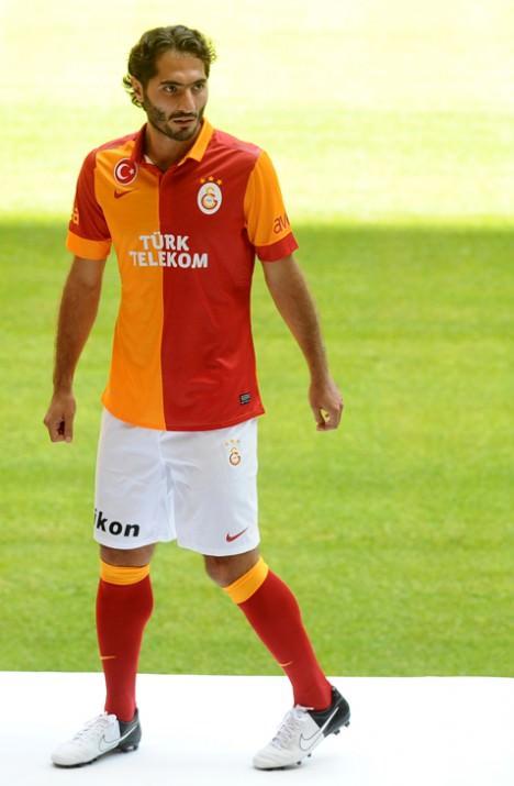 HAMİT ALTINTOP (GALATASARAY) Fenerbahçe'nin de renklerine katmak için çaba sarfettiği Hamit Altıntop artık Galatasaray'ın futbolcusu.