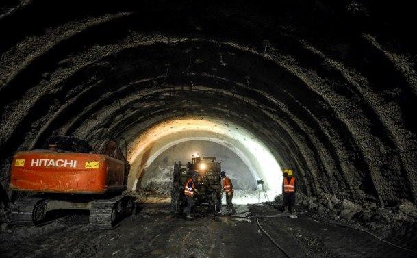 <p>Türkiye’de araç trafiğinin en yoğun olduğu akslardan olan İzmir İstanbul arasındaki karayolunun en zor bölümü olan Sabuncubeli Geçidi’nden emniyetli ve hızlı geçişin sağlanması amacıyla başlatılan tünel projesinde Manisa çıkışında da çalışmalar başladı. Tünelin 2016 yılı başında trafiğe açılması planlanıyor</p>