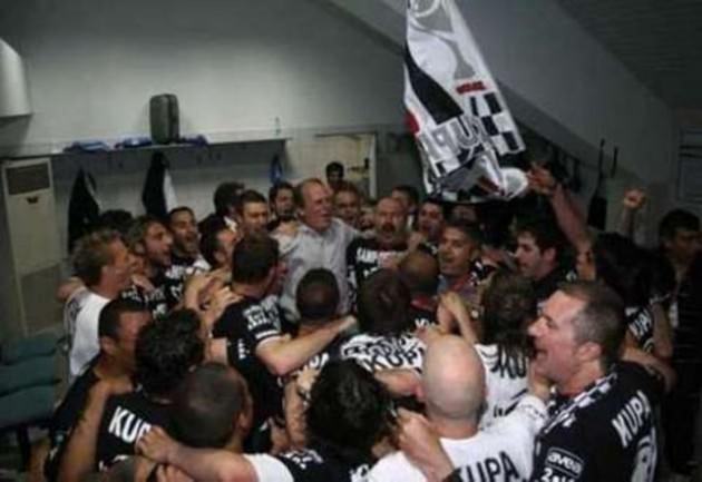 “Şampiyonluk maçı Kartal’ın” BJK 3-1 FB (12 Mayıs 1990) İngiliz teknik adam Gordon Milne ilk 2 sezonunda ikincilikle yetinse de görevine devam ediyor. Kendisine güvenenleri mahcup etmeyen inatçı İngiliz’in takımı İnönü stadında Fenerbahçe’yi 3-1 yenerek ilk şampiyonluğunu kazanıyor. 