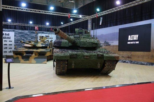 <p>T.C. Milli Savunma Bakanlığı ev sahipliğinde IDEF Uluslararası Savunma Sanayi Fuarı'nda yer alan Otokar standında tanıtılan ALTAY Ana Muharebe Tankı seri üretim bekliyor. Tank, üstün beka ve hareket kabiliyeti, atış gücü ve teknolojisi ile dünyanın en modern ana muharebe tankı olarak görülüyor. Otokar Genel Müdürü Serdar Görgüç, "Kara araçlarında Türkiye'nin en deneyimli şirketi olarak, Türk ordusu ve güvenlik güçleri dahil dünyada 50'den fazla kullanıcımıza en iyi ürün ve hizmetleri sunmak için çalışıyoruz. </p>
<p> </p>
<ul>
</ul>
<ul>
</ul>