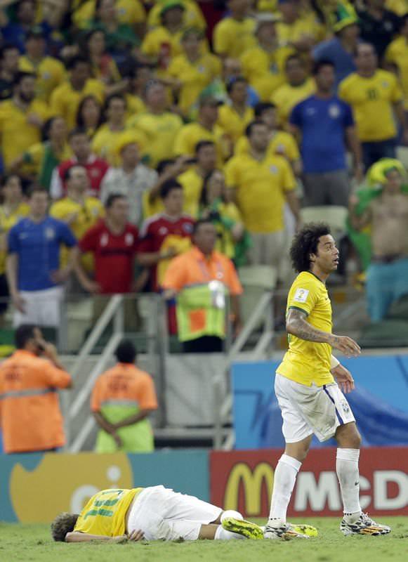 <p>Brezilya Futbol Federasyonu sağlık ekibinden Rodrigo Lasmar, karşılaşmanın ikinci yarısında yaşanan bir pozisyonun ardından acı içinde yer kalan ve oyuna devam edemeyen Neymar'ın sağlık durumu hakkında bilgi verdi. </p>