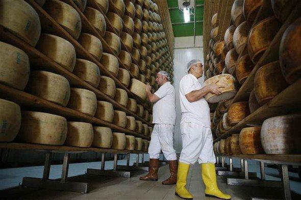<p>Yaklaşık 5 yıldan beri İtalyan ustaların gözetiminde üretilen peynirlerin ünü giderek artarken peynirlere yurt dışından da talep gelmeye başladı.</p>
