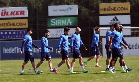 <p>Fenerbahçe'nin mevcut şartlarda bu borcu kapatması zor gibi. Mevcut şartlarda Beşiktaş'ı geçmesi için iyi bir kadroya ihtiyacı var. Bunun için de önemli transferler lazım. Ancak düşük maliyetli bir kadro gerekli.</p>
