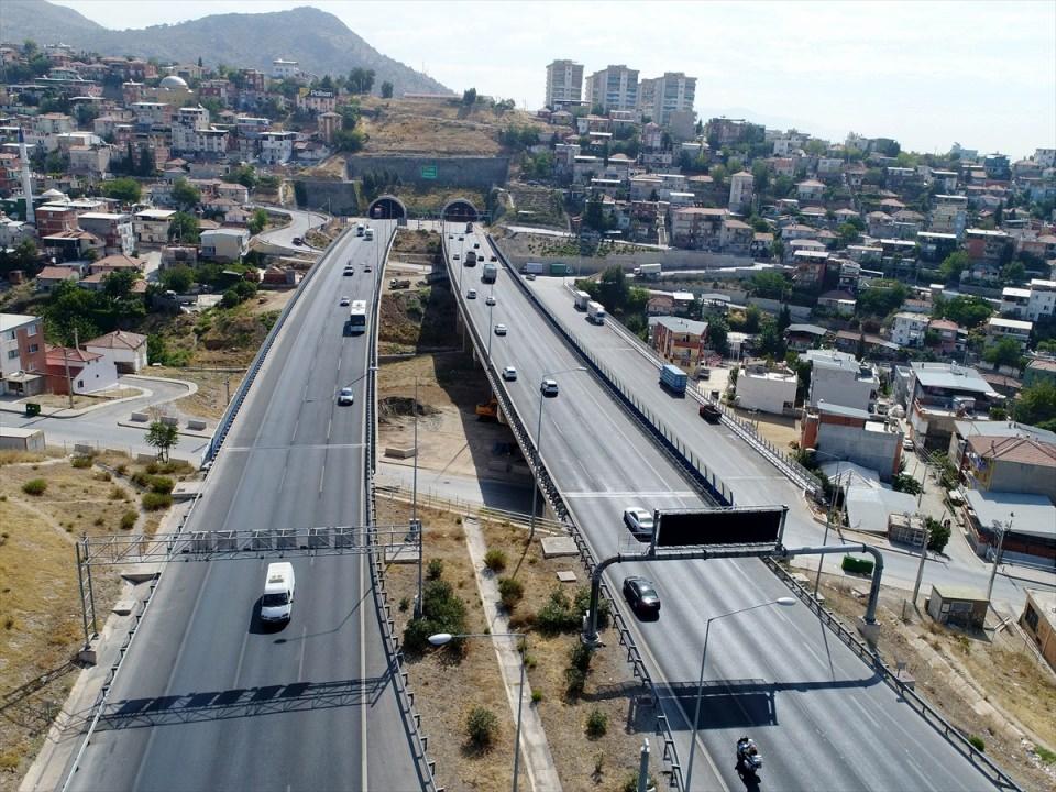 <p>Türkiye'nin üçüncü büyük şehri İzmir, son dönemde tünel yatırımlarıyla dikkati çekiyor. Ulaştırma, Denizcilik ve Haberleşme Bakanlığınca kentte planlanan ilk tünel İzmir Kuzey Çevreyolu üzerindeki Bayraklı Tüneli oldu.</p>
