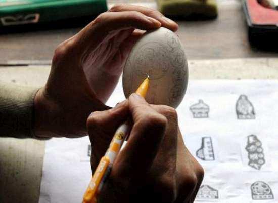 Çalışmalarında tavuk, ördek ve kaz yumurtaları kullanan Wen öncelikle yumurtaların içini şırınga yardımıyla tamamen boşaltıyor
