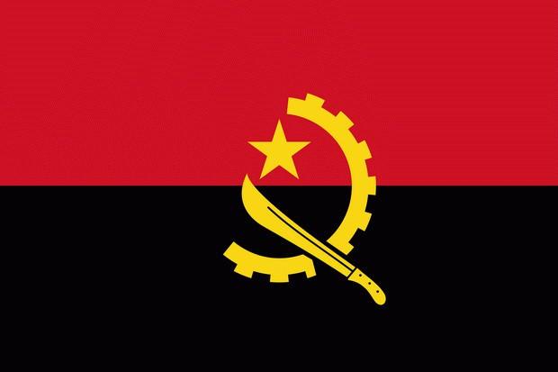 <p>Angola: Bayraktaki semboller, ülkenin yönetim şeklinden de etkilenerek orak ve çekiç formunda dizilmiştir ve bu simgeler tarım ve endüstri işçilerini ifade eder. Sarı renk, yeraltı zenginliklerinden kaynaklanan ekonomik refahı; kırmızı ve siyah ise özgürlük ve ölümü ifade eder.</p>
