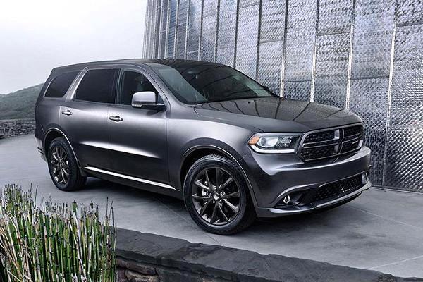 <p><strong>Dodge Durango</strong><br />Güçlü V6 motoru ve sekiz ileri vitesiyle yedi yolcuyu rahatlıkta taşıyan Dodge Durango'da ısıtmalı direksiyon ve ısıtmalı dış aynalar gibi opsiyonlar mevcut.</p>