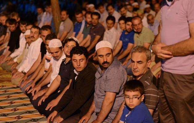 <p>Kahramanmaraş'ta kurulan çadır kentte yaşayan Suriyeli misafirler, ilk teravih namazını çadır kentteki camilerde kıldı. Yatsı ezanıyla çok sayıda kadın ve erkek, çadır camilerde kendileri için ayrılan bölümlerde ibadet etti.</p>