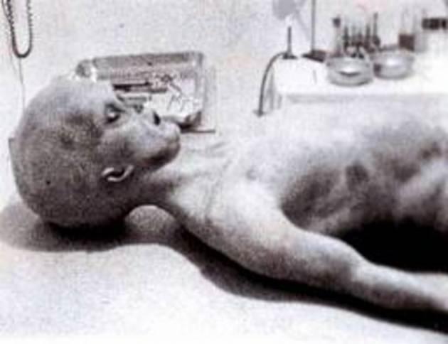 <div class="resimAlti">4 Temmuz'da St. Mary Hastanesi’nde görev yapan Fransiskan rahibeleri “Roswell’in kuzeyinde kavis yaparak dönen parlak bir cisim” görürler. Bu sıralarda Roswell’in 120 km kuzeydoğusundaki Corona bölgesinde bir fırtına kopar. Foster çiftliğinin sahibi William “Mac” Brazel ve komşuları patlamaya benzer bir ses duyarlar.</div>