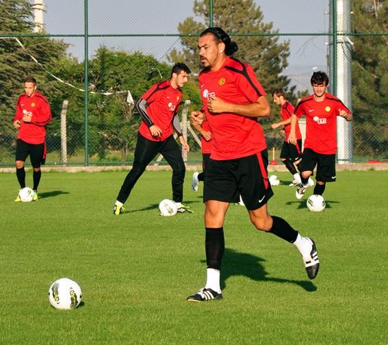 SERVET ÇETİN (ESKİŞEHİRSPOR) Türk futbolunun önemli savunma oyuncularından Milli futbolcu Servet Çetin, artık Eskişehirspor savunmasında ter dökecek.