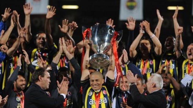 Tüm bu çalkantılar içinde takımın yükünü çeken Aykut Kocaman yönetiminde Fenerbahçe, sezonu 2. sırada tamamladı. Play-Off'un son maçında Galatasaray'ı ağırlayan sarı lacivertliler, rakibini yenmeyi başaramayınca Kadıköy'de kupayı kaldıran Cim Bom oldu. Diğer yandan Fenerbahçe, Türkiye Kupası final maçında Bursaspor'u 4-0 mağlup ederek 29 yıllık kupa hasretine son verdi.