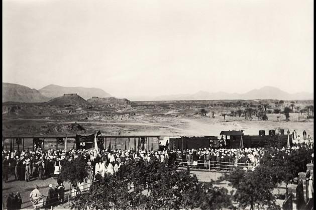 1916, Medine Tren İstasyonu’nda hareket etmek üzere bir tren, Medine Tren İstasyonu, Hicaz Demiryolu'nun son durağıdır. Osmanlı'nın son dönemlerinde gerçekleşen en büyük projelerden biri olan Hicaz Demiryolu’nun Medine'den sonra Mekke ve Cidde'ye de uzatılması, tasarlanmış ancak mümkün olamamıştır. Medine İstasyonu 1 Eylül 1908'de faaliyete geçer ve 1918 yılı sonuna kadar çalışır. Birinci Dünya Savaşı'ndan sonra Hicaz Demiryolu gibi Medine İstasyonu da çürümeye terk edilir.