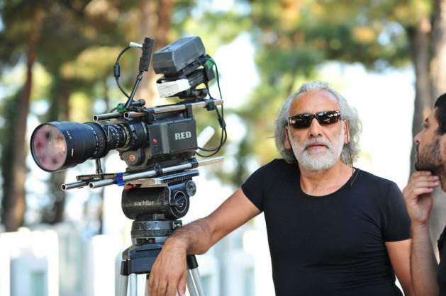 <p><strong>Sinan Çetin</strong><br /><br />Usta yönetmen Zeki Ökten'in asistanı olarak başladığı sinema kariyerinde başarılı işlere imza atan Sinan Çetin'in, bir zamanlar kendi yapım şirketi Plato Film'in de bulunduğu Cihangir semtinde çok sayıda gayrimenkul sahibi oldu. Ünlü yönetmen aynı zamanda akademisyen-yazar Atilla Yayla ile birlikte kurdukları bir yayınevinin de sahibi.</p>
