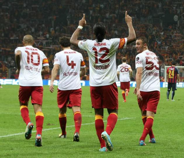 <p>Bu olayla birlikte saha içerisinde sinirler iyice gerilirken, Terim'in yardımcıları Hasan Şaş ile Ümit Davala da, benzer sebeplerden dolayı ikinci yarıda kendilerini tribünde buldu. Teknik direktörsüz, antrenörsüz ve 10 kişilik Galatasaray, her şeye rağmen oyunu çevirmeyi başarırken, Melo ve Drogba'nın 2 golü, sarı kırmızılılara hayati bir üç puan kazandırdı.</p>