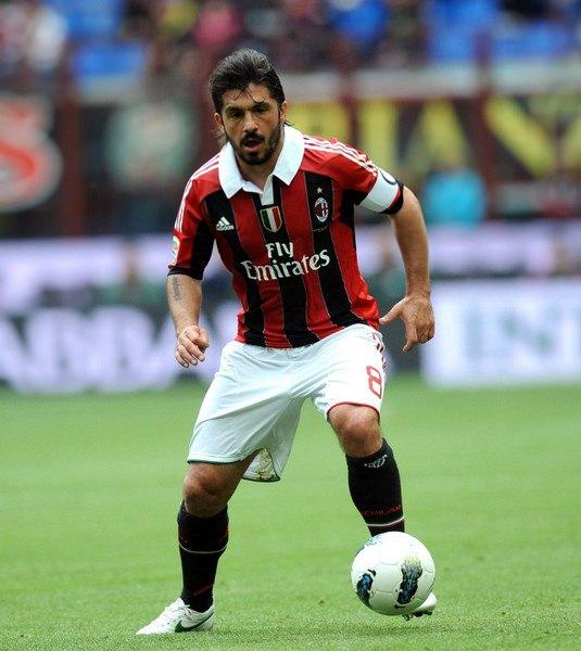 <p><strong>Gennaro Gattuso</strong></p>
<p>1999 yılında geldiği Milan'dan 2012 yılında FC Sion'a transfer oldu. 467 kez Milan formasını terleten İtalyanların asi çocuğu geçtiğimiz yıl futbolu bıraktı ve Palermo takımıyla teknik direktörlük kariyerine başladı.</p>