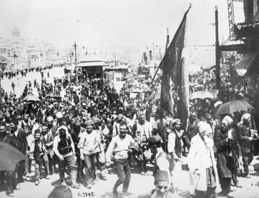 <h2>İstanbul'da Birinci Dünya Savaşı için askere yazılanlar. Yıl 1914.</h2>