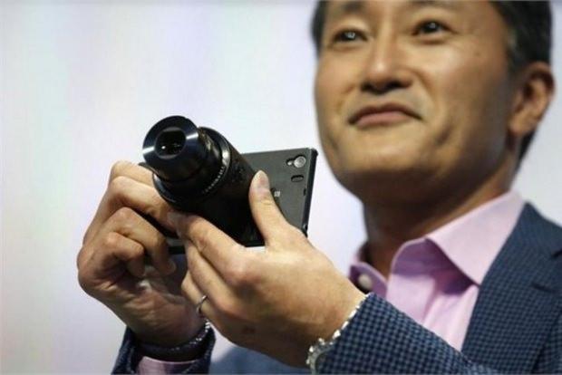 <p>Sony Xperia Z1 Sony'nin su ve toz geçirmeyen koruma teknolojisine sahip olan Z1'in en büyük özelliği, 20.7 megapiksellik kamerası. Telefon, 27 mm geniş açı, F2.0 açıklığında G Lens ile sunuluyor.</p>