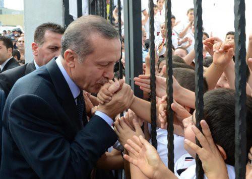 Erdoğan, bir öğrencinin ise elinden öperek çocuk sevgisini bir kez daha göstermiş oldu.