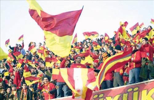 2- Galatasaray 5 - Fenerbahçe 0 -- 18 Aralık 1960 -- Zor bir maç olacağı belliydi, özellikle de Galatasaray açısından. Sarı kırmızılılar derbideki rakiplerinin üç puan gerisinde maça başlıyorlardı, bir maçlarının eksik olması galibiyet halinde liderliği onlara getirme şansını taşıyordu. Asıl zorluksa golcülerin sakatlıklarıydı.
