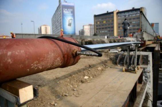 Çalışmalar kapsamında, 40 yıllık beton köprü, 2 yüksek kapasiteli hidrolik piston yardımı ile çekilmeye başlandı. Eski köprü, ayaklarına monte edilen kaldırıcı pistonlar ile ayrılarak, ağırlığı çelik iskeleye bindirildi.