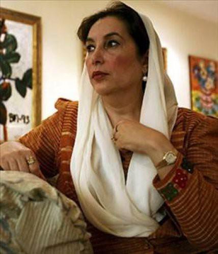 Benazir Bhutto 1953-2007 Müslüman bir ülkenin ilk kadın başbakanı olan Bhutto, Pakistan`ın diktatörlükten demokrasiye geçişini sağladı. Yoksulların ve kadınların haklarının gözetilmesinde ülkesine ve dünyaya örnek oldu.