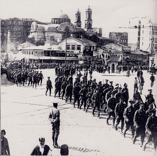 <p>13 Kasım 1918'te başlayan İstanbul işgalinin 6 Ekim 1923 Kurtuluş Savaşı zaferine kadar arada geçen sürede yaşanan olayları anlatan inanılmaz fotoğraflar...<br />
<br />
İşgal kuvvetleri Taksim meydanında.</p>

<p> </p>

