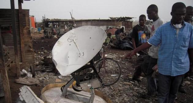 <p><strong>Gana&rsquo;daki katı atık sahası</strong><br />Hurdaların toplandığı Gana'nın Agbogbloshie b&ouml;lgesindeki katı atık sahasında sayısız eski &ccedil;anak uydu ve bozuk televizyonlar &uuml;st &uuml;ste yığılmış durumda. Elektronik atıklar, i&ccedil;indeki bakırı &ccedil;ıkarmak i&ccedil;in kabloların yakılması nedeniyle b&uuml;y&uuml;k tehlike arz ediyor. Bu esnada ortaya &ccedil;ıkan kurşun, sağlık a&ccedil;ısından tehlike oluşturuyor.</p>