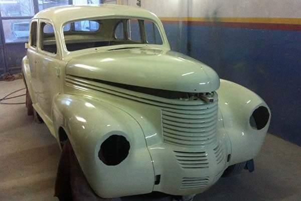 Sinan Güler, Bolu Sanayi Sitesi’ndeki klasik otomobillerin kaporta ve boya işlerinden anlayan ustalarla birlikte 1.5 yılda aracı yaklaşık 45 bin TL harcayarak yeniden yaptı.