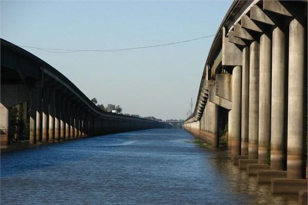 <p><strong>ABD</strong><br /><br />Yine ABD'nin Louisiana eyaletinde yer alan Atchafalaya Swamp Expressway Köprüsü dünyanın en uzun köprülerinden biri olmakla birlikte, toplamda 29,2 kilometre uzunluğa da sahip.</p>