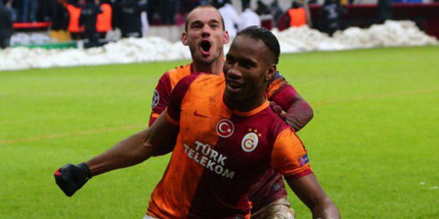 SNEIJDER VE DROGBA TRANSFERLERİ SES GETİRDİ Galatasaray'ın 2012-2013 sezonu ara transfer döneminde kadrosuna Wesley Sneijder ve Didier Drogba gibi iki yıldız ismi kadrosuna katması, tüm dünyada ses getirdi. Kariyerlerinde önemli başarılar bulunan Hollandalı Wesley Sneijder'i İnter'den transfer eden sarı-kırmızılılar, Çin kulübü Şangay Shenhua ile problemli bir şekilde yollarını ayıran Fildişi Sahilli yıldız oyuncu Didier Drogba'yı da kadrosuna dahil ederek, bir anda futbol dünyasının gündemine oturdu.