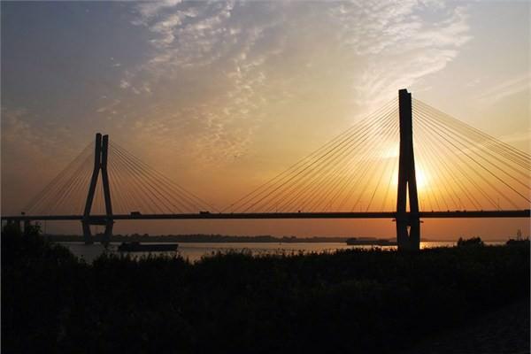 <p><strong>ÇİN<br /></strong><br />Çin'de yer alan Runyang Köprüsü toplamda 35,5 kilometre uzunluğa sahip.</p>