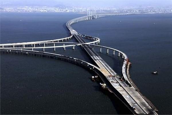 <p><strong>ÇİN<br /></strong><br />Çin'deki Qingdao Haiwan Köprüsü toplamda 42,4 kilometre uzunlukla dünyanın en uzun köprüleri listenin başında yer alıyor.</p>