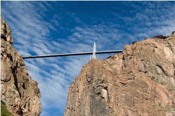 <p><strong>EN YÜKSEK KÖPRÜ<br /></strong><br />Dünyanın en yüksek köprüsü Fransa'da yer alan Millau Köprüsü. Toplamda 342 metre yüksekliğe sahip. Köprü Tarn Nehri ile Millau'yu birbirine bağlıyor. İngiliz mimar Lord Norman Foster tarafından inşa edilen köprünün maliyeti 272 milyon sterlin ve tamamı özel sermaye ile finanse edildi. O zamanlar Fransa Cumhurbaşkanı olan Jacques Chirac, köprüyü "denge mucizesi" olarak tanımlamıştı.</p>