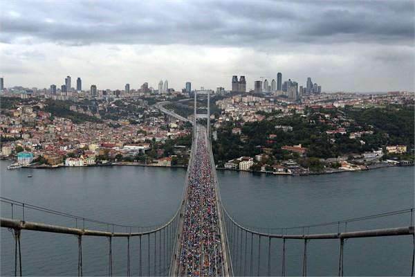 <p><strong>BOĞAZİÇİ KÖPRÜSÜ<br /></strong><br />Boğaziçi Köprüsü,İstanbul Boğazı üzerine yapılan ilk köprü olmasına atfen halk arasında Birinci Köprü olarak da adlandırılan Boğaziçi Köprüsü'nün yapımına 20 Şubat 1970 tarihinde başlandı. Türkiye Cumhuriyeti'nin kuruluşunun 50. yıldönümü şerefine devlet töreniyle hizmete açıldı. Yapımı tamamlandığında dünyanın en uzun dördüncü asma köprüsüyken, 2010 yılı itibarıyla on sekizinci sırada bulunmaktadır.</p>