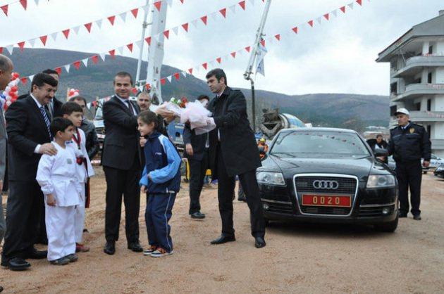 <p>Eski Gençlik ve Spor Bakanı Suat Kılıç'ın makam aracı Audi</p>