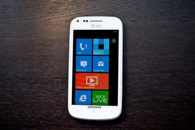Samsung’un Focus 2 telefonu, Güney Kore devinin dördüncü Windows tabanlı akıllı telefonu ve dikkat çekici bir cihaz. 8 GB belleğe sahip olan telefon, tek çekirdekli Qualcomm MSM8255 1.4GHz işlemci kullanıyor. MicroSD kart girişi olan Focus 2, 4G LTE özelliğine de sahip.