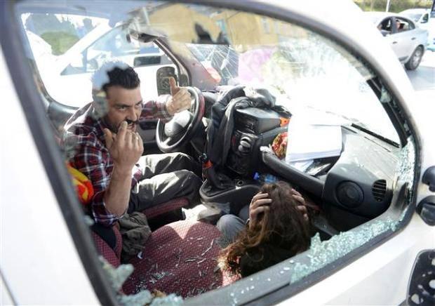 <p><span>Aracı durduran Fenerbahçeliler, camları kırıp arabaya saldırdı...</span></p>