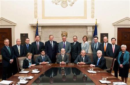 13 Eylül: Fed, 12-13 Eylül tarihlerinde yaptığı Federal Open Market Commitee-FOMC (Fed Açık Piyasa Komitesi) toplantısı sonrasında beklenen yeni tur niceliksel gevşeme (QE3) kararını ve üçüncü tur tahvil alım programına gideceğini duyurdu. Fed, ekonomiyi canlandırmak ve işsizliği düşürmek için her ay 40 milyar dolarlık mortgage tahvil alımı yaparak elindeki uzun vadeli varlıkları genişleteceğini belirtti. Fed Başkanı Bernanke, tahvil alımına, daha düşük işsizlik oranı ve daha güçlü büyümeye ulaşılana kadar devam edeceklerini açıkladı. Daha önce faizleri 2014 yılı sonuna kadar sıfıra yakın seviyede tutacağını açıklayan Fed, bu sefer tarihi uzatarak 2015 ortasına kadar düşük faiz politikasını devam ettireceğini bildirdi.