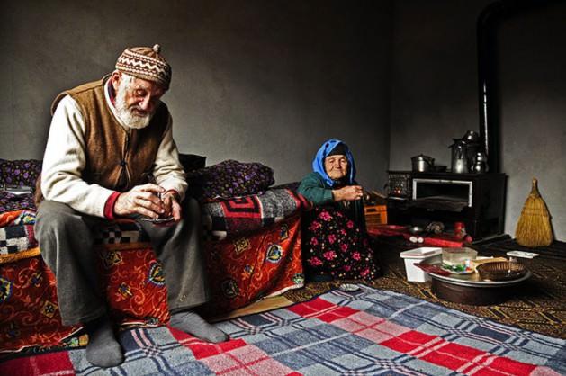 <p>İtaat etmek, karşı gelmemek, günah olmayan emirlerini yapmak.<br />Hazret-i Musa, Allahü teâlâdan 9 defa nasihat istedi. Hepsinde de, ana-babaya itaat etmesi emrolundu. Hadis-i şerifte buyuruldu ki:<br /><strong>Ana-babaya itaat, Allah'a itaattir, onlara asi olmak, Allah'a asi olmaktır.[Taberani] </strong></p>