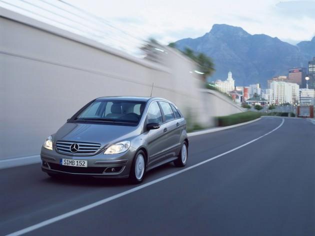 <p>Mercedes B150 100 Km'de 6.6lt yakıt tüketiyor.</p>
