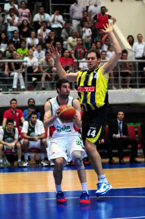 Pınar Karşıyaka, sahasında Fenerbahçe Ülker'i 81-78 mağlup ederek seriyi 2-0'a getirdi ve playoff yarı finaline çıktı.