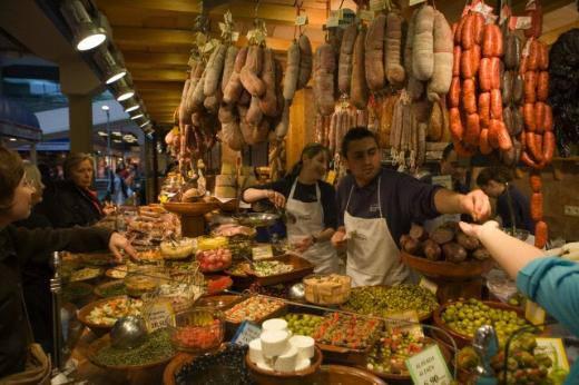<p>Gözünüz termometrede olsun</p>
<p>Şarküteri ve meze reyonu</p>
<p>Gizli tehlike: Bunu duymak istemeyebilirsiniz ama şişe geçirilmiş bütün o tavuk, makarna salatası, meyve salatası gibi sonradan hazırlanmış pratik gıdalar çoğunlukla son kullanma tarihi geçen ve çabucak tüketilmesi ya da atılması gereken ürünlerden yapılıyor. Ayrıca bu gıdalar bir restorandaki gibi hazırlansa da bir restorandaki lisans, eğitim ve denetimden mahrum bir şekilde yapılıyor. Bakteri üremesine fırsat veren bir diğer unsursa sıcaklık. Önceden pişirilmiş yemekler bakterilere kucak açtığından bu ürünlerin belli sıcaklıklarda muhafaza edilmesi çok önemli. Fakat bu sıcaklık yiyeceklerin kurumasına neden olabileceğinden marketler bazen tezgahları serin tutarak bakterilerin büyümesine ve çoğalmasına davetiye veriyor.</p>