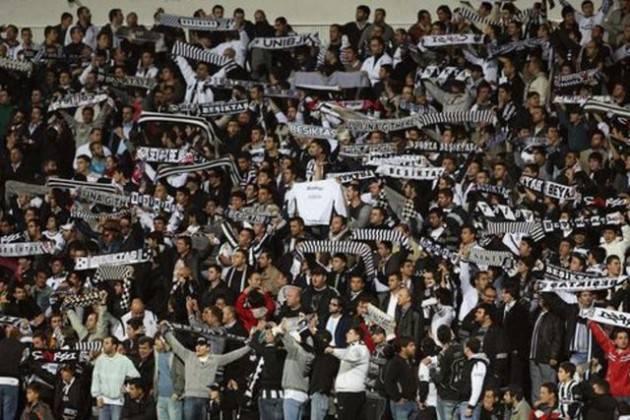 “Kadıköy siyah-beyaza boyandı” FB 0-2 BJK (11 Mayıs 1991) Beşiktaş’ın üst üste ikinci şampiyonluğunu ilan etmesi için Fenerbahçe’yi yenmesi kafi. O sezon lige erken havlu atan Fenerbahçe’nin stadını siyah-beyazlı taraftarlar tıklım tıklım dolduruyor. Maçı 2-0 kazanan Beşiktaş turu Kadıköy’de atıyor.