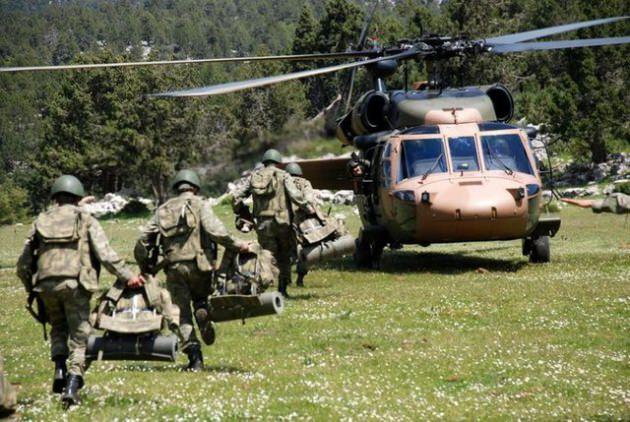 Aralarında 16 ülkeden gelen askerlerin de bulunduğu 160 komando adayı, düşman bölgesinde kaldıkları 3 gün boyunca kertenkele, kurbağa yiyerek hayatta kaldı