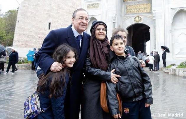 İşte Real Madrid başkanıyla fotoğraf çektiren, Barcelona'ya gönül veren ve eşofmanındaki armasıyla Real Madrid sayfasına Barcelona armasını sokan çocuk..