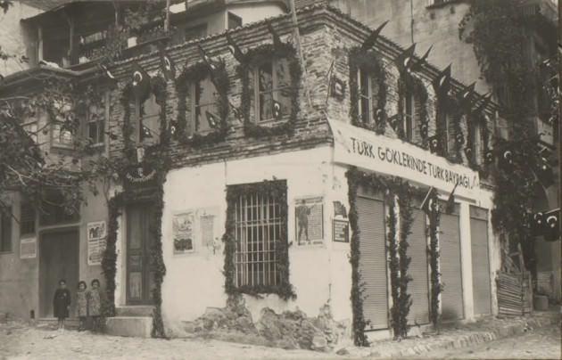 <p>Tayyare Cemiyeti binasının önünde üç kız çocuğu…</p>